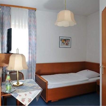 Hotel Gruener Baum Pommersfelden エクステリア 写真