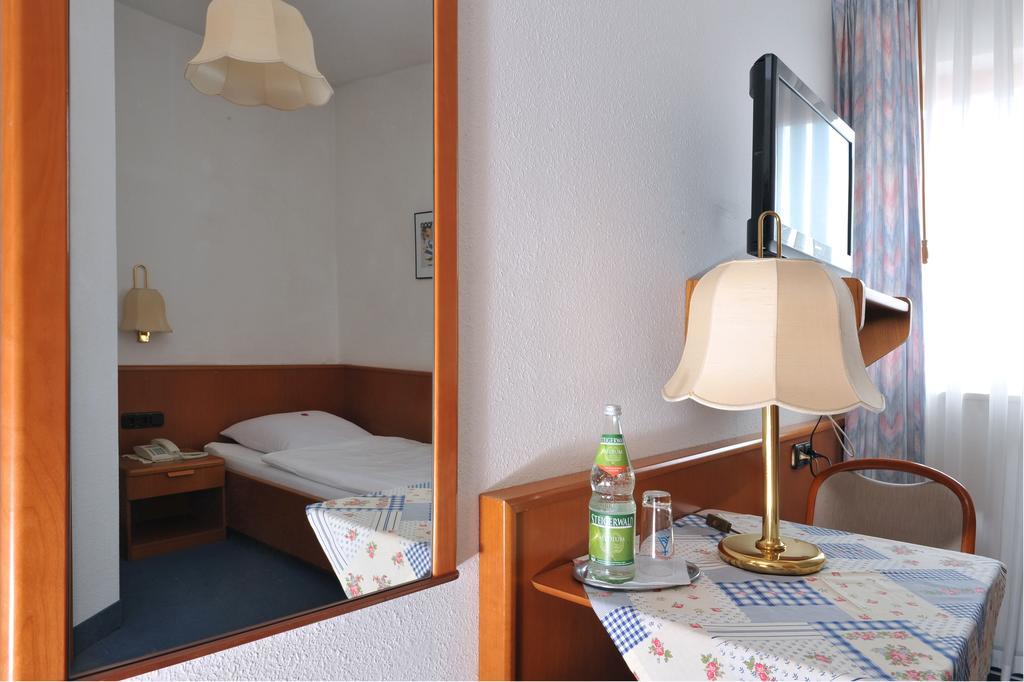 Hotel Gruener Baum Pommersfelden エクステリア 写真