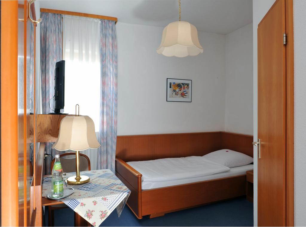 Hotel Gruener Baum Pommersfelden エクステリア 写真