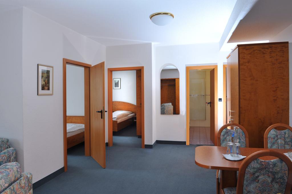 Hotel Gruener Baum Pommersfelden エクステリア 写真