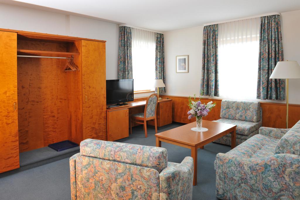 Hotel Gruener Baum Pommersfelden エクステリア 写真