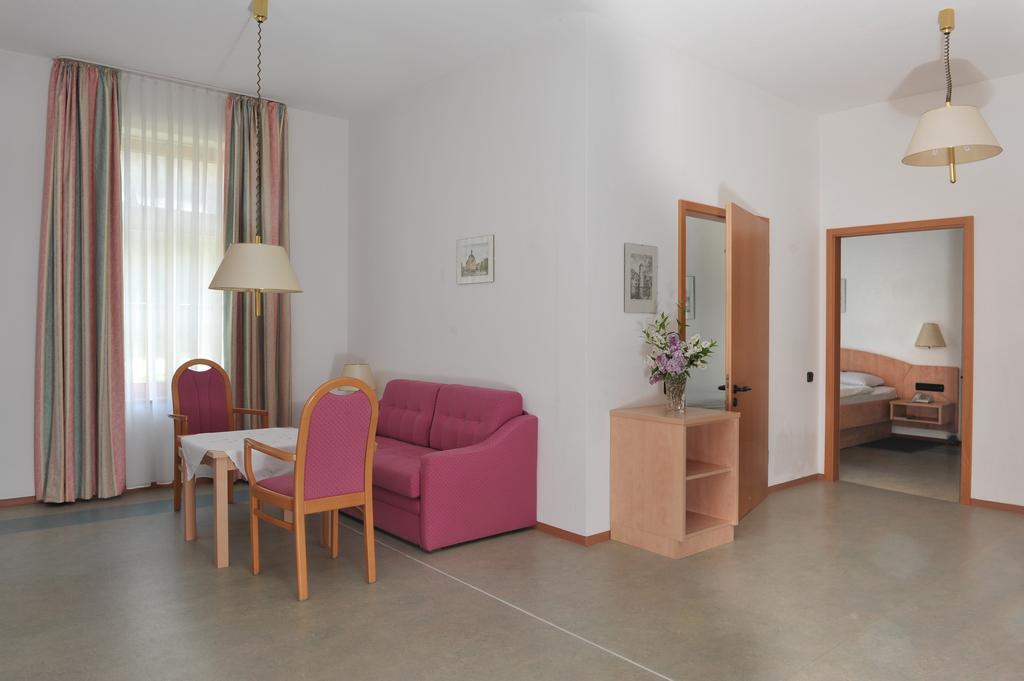 Hotel Gruener Baum Pommersfelden エクステリア 写真