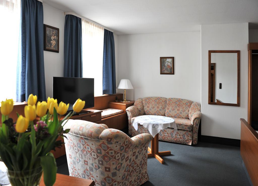 Hotel Gruener Baum Pommersfelden エクステリア 写真