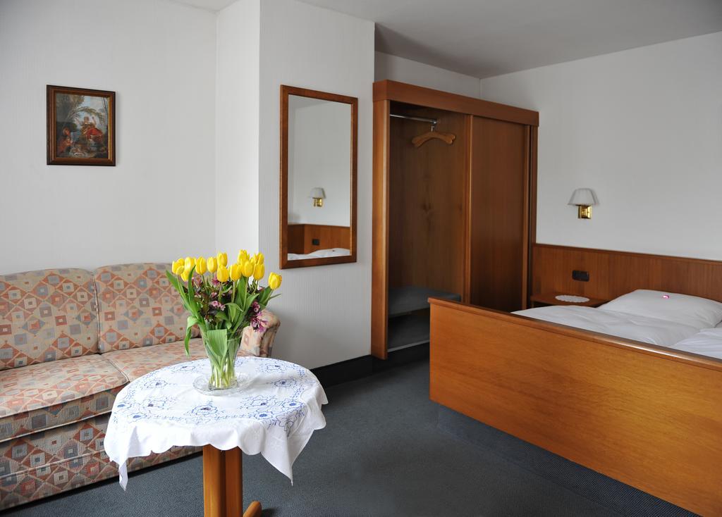 Hotel Gruener Baum Pommersfelden エクステリア 写真