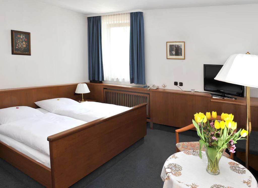 Hotel Gruener Baum Pommersfelden エクステリア 写真